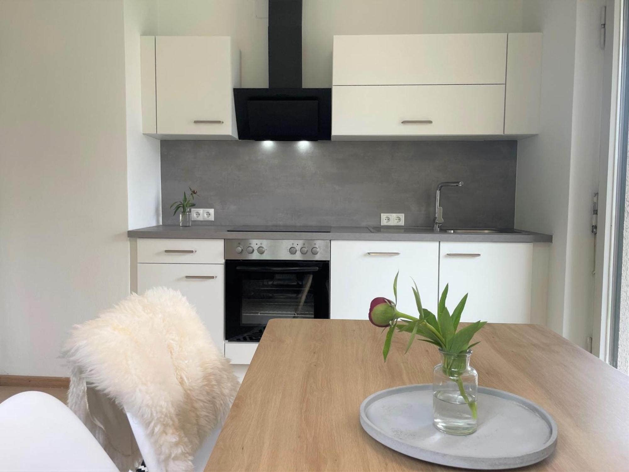 Crown Living Design Apartment - 2 Schlafzimmer - Kueche - Gratis Parkplatz - Abstellraum Fuer Fahrraeder/Ski Mader Zewnętrze zdjęcie