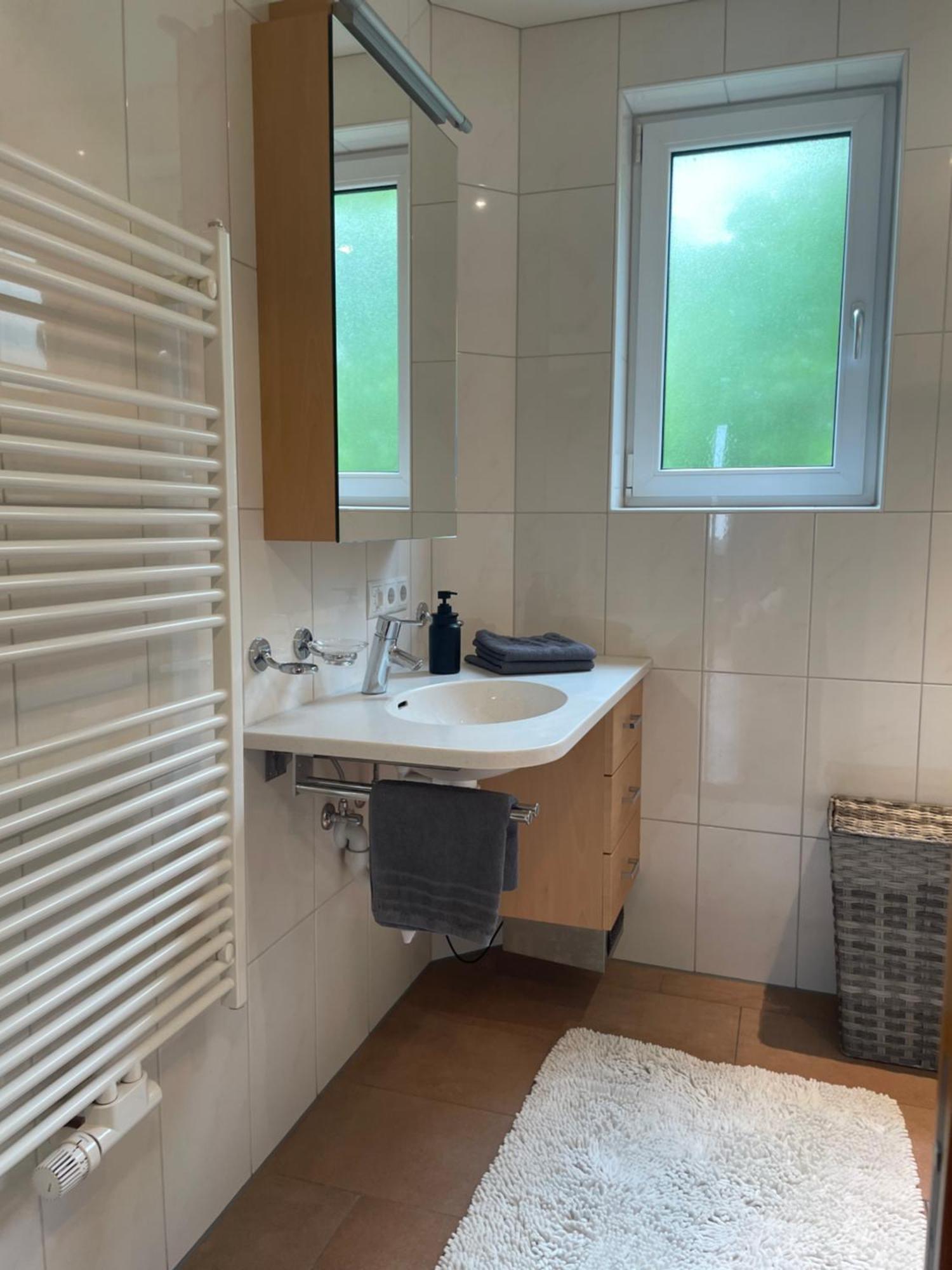 Crown Living Design Apartment - 2 Schlafzimmer - Kueche - Gratis Parkplatz - Abstellraum Fuer Fahrraeder/Ski Mader Zewnętrze zdjęcie