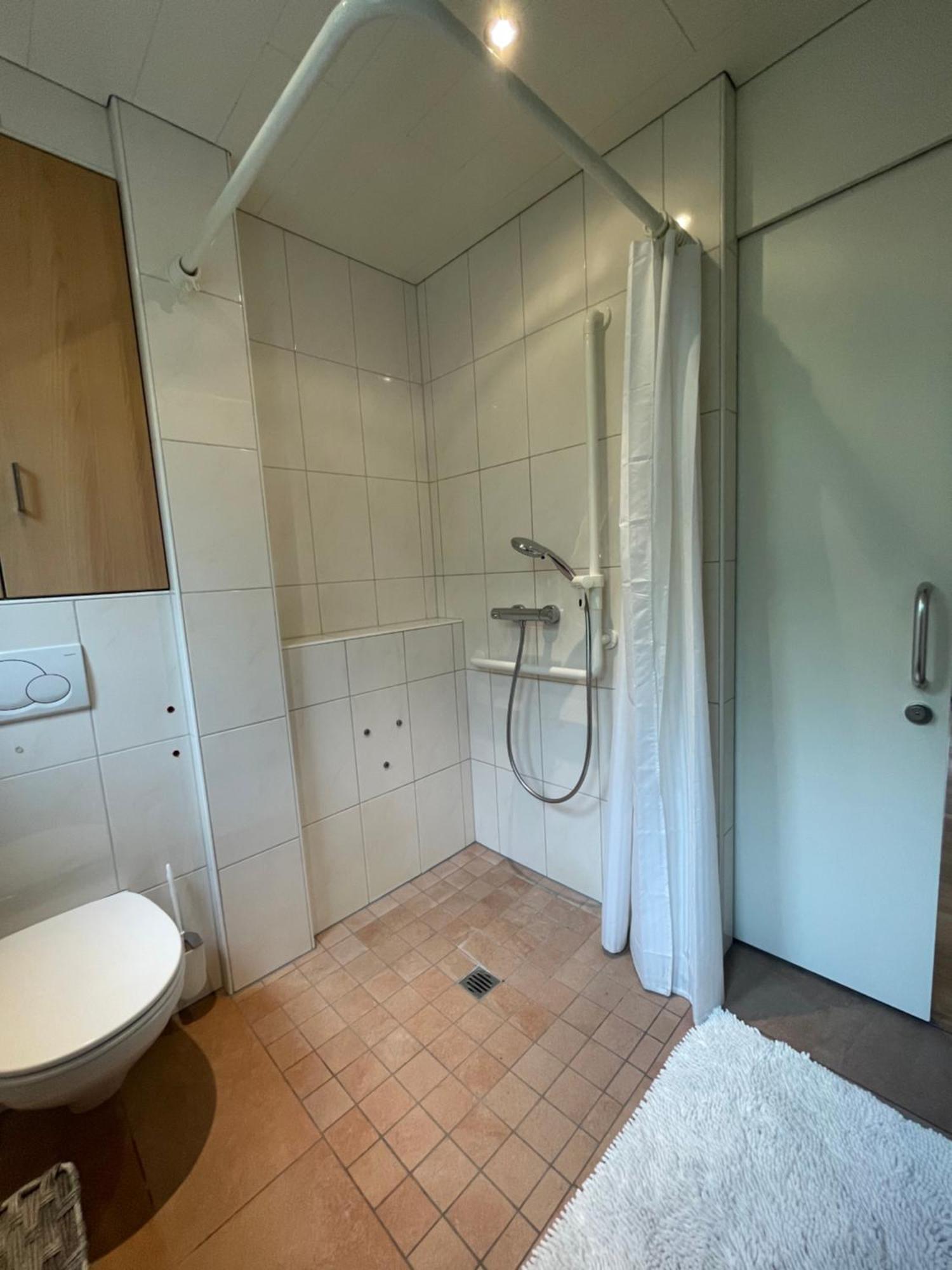 Crown Living Design Apartment - 2 Schlafzimmer - Kueche - Gratis Parkplatz - Abstellraum Fuer Fahrraeder/Ski Mader Zewnętrze zdjęcie