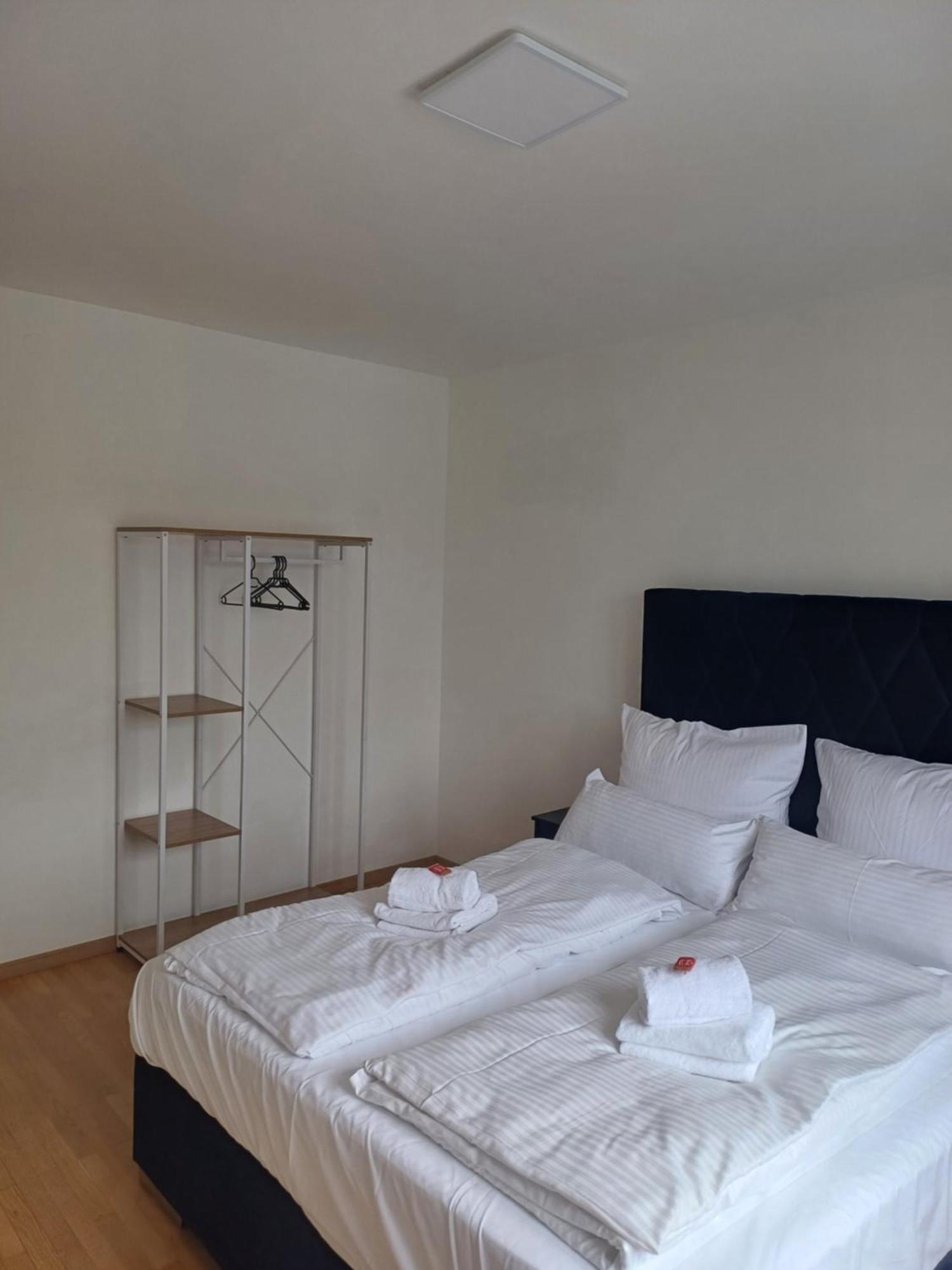 Crown Living Design Apartment - 2 Schlafzimmer - Kueche - Gratis Parkplatz - Abstellraum Fuer Fahrraeder/Ski Mader Zewnętrze zdjęcie