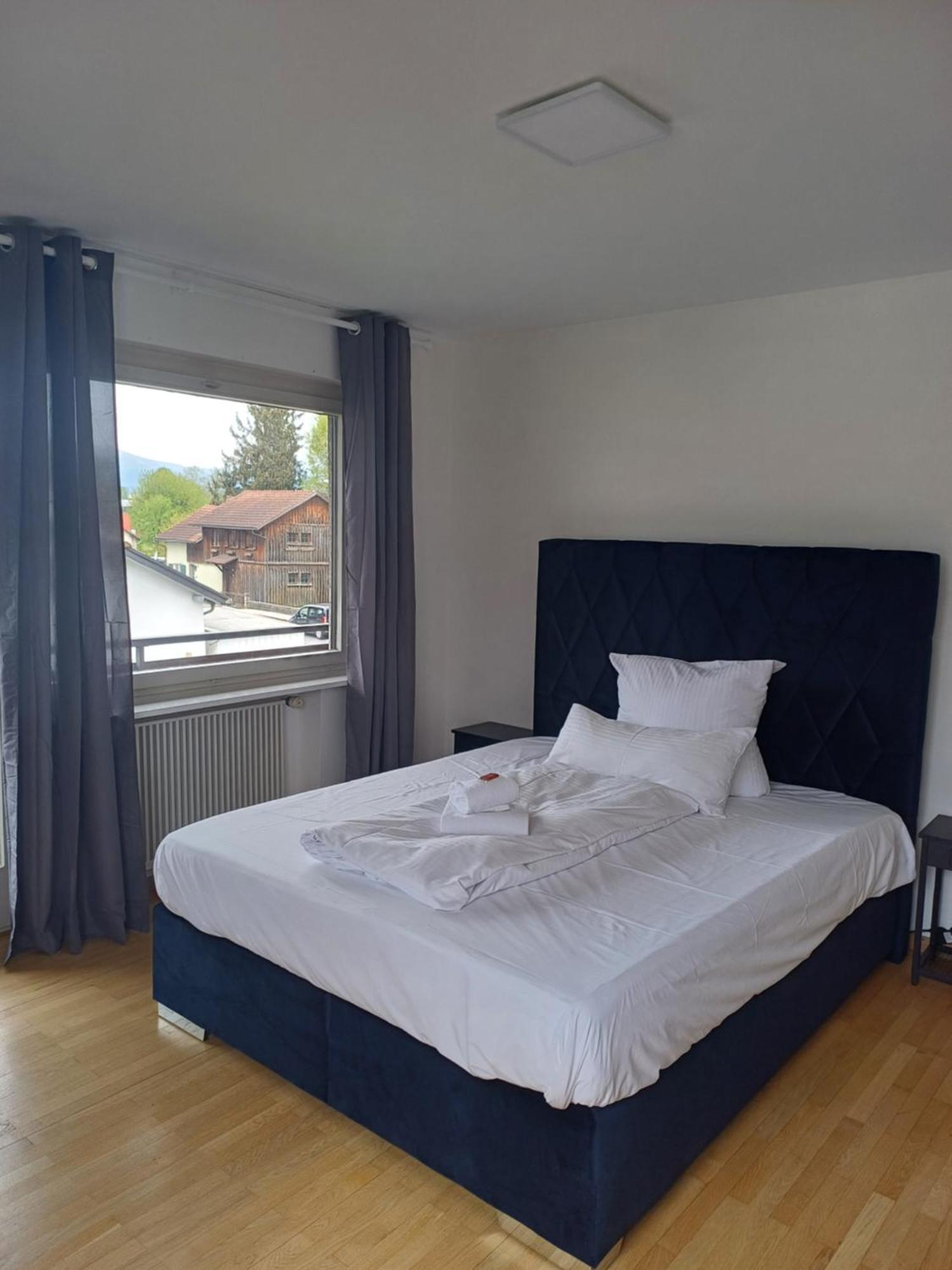 Crown Living Design Apartment - 2 Schlafzimmer - Kueche - Gratis Parkplatz - Abstellraum Fuer Fahrraeder/Ski Mader Zewnętrze zdjęcie