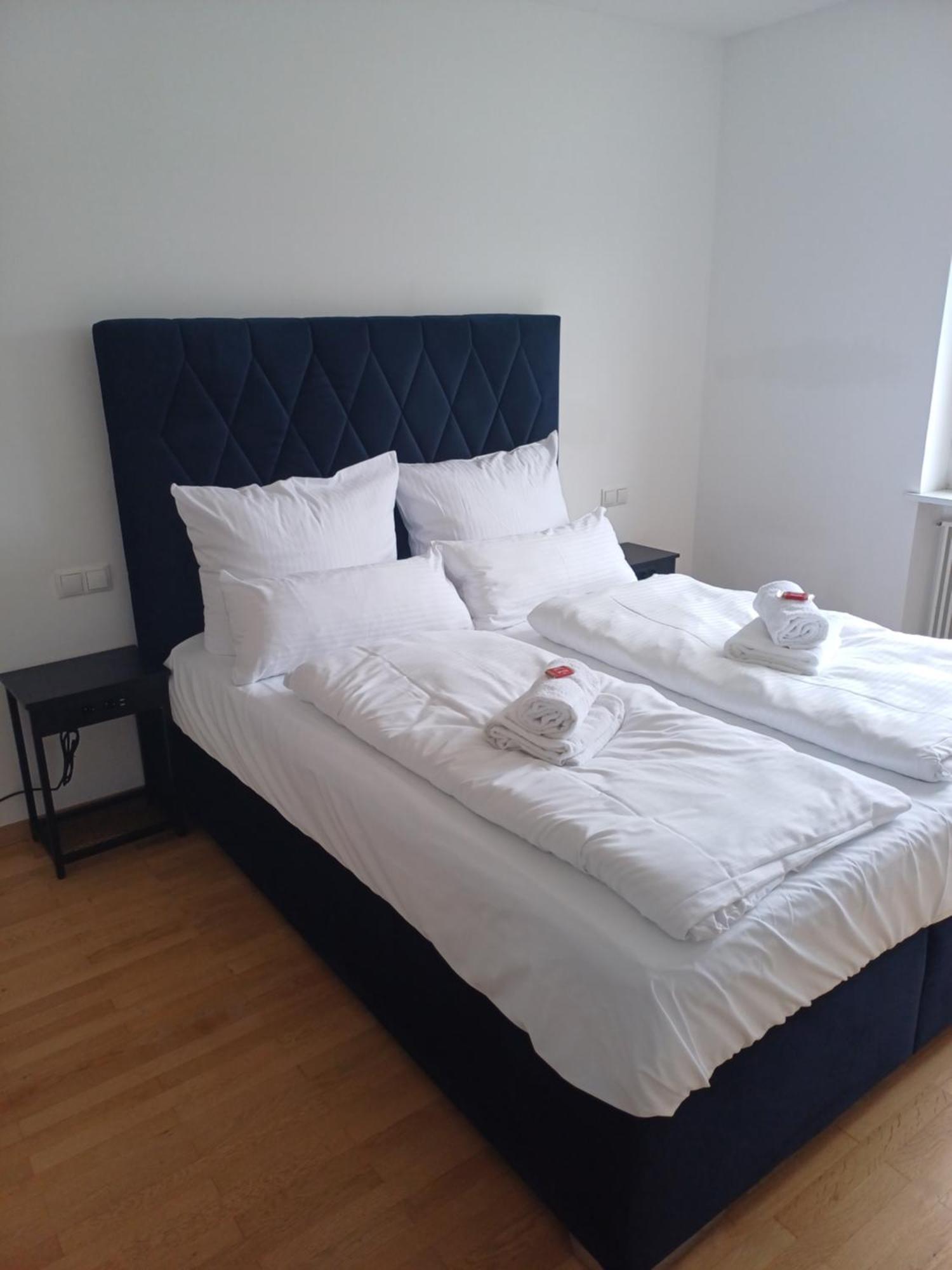 Crown Living Design Apartment - 2 Schlafzimmer - Kueche - Gratis Parkplatz - Abstellraum Fuer Fahrraeder/Ski Mader Zewnętrze zdjęcie