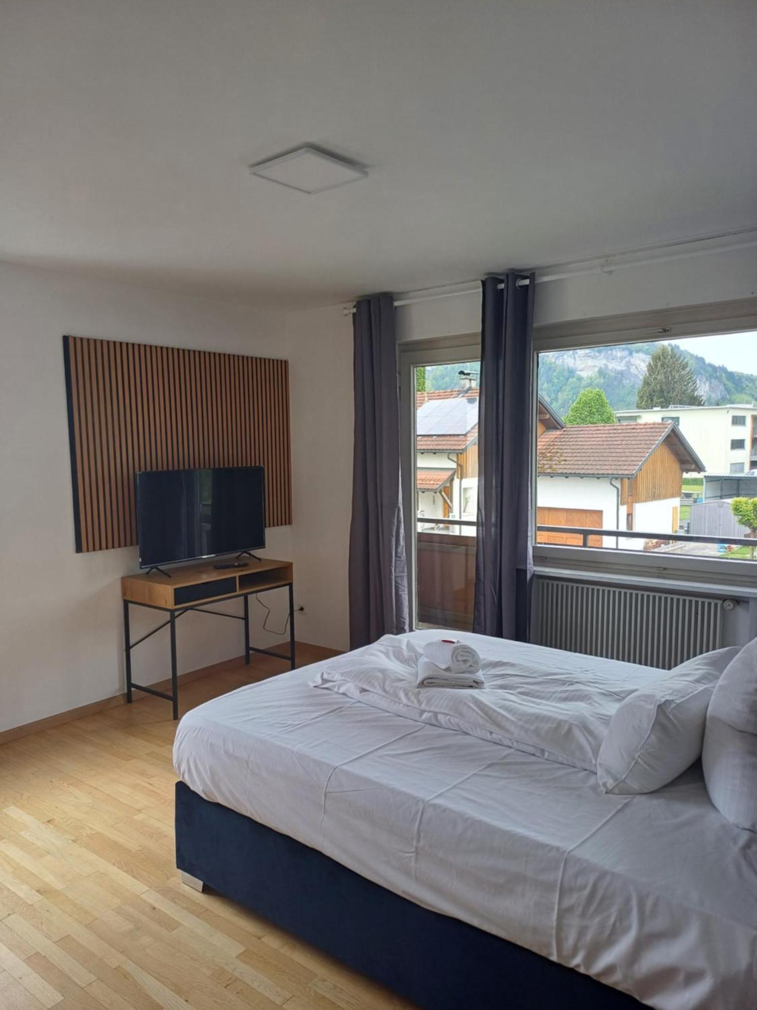 Crown Living Design Apartment - 2 Schlafzimmer - Kueche - Gratis Parkplatz - Abstellraum Fuer Fahrraeder/Ski Mader Zewnętrze zdjęcie